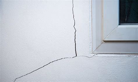 detail praskliny v stene