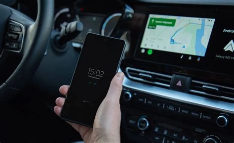 Schéma znázorňujúca tok dát pri bezdrôtovom pripojení Android Auto: Mobilné dáta -> Aplikácie AA -> Wi-Fi (priame spojenie s autom) -> Infotainment auta