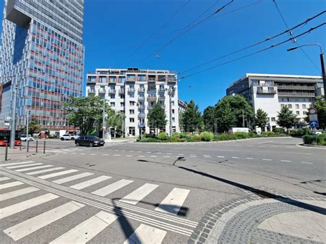 Interiér priestoru s výkladom do ulice
