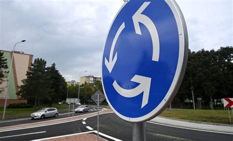 Nákres smerového kruhového objazdu s jasne vyznačenými jazdnými pruhmi a smermi