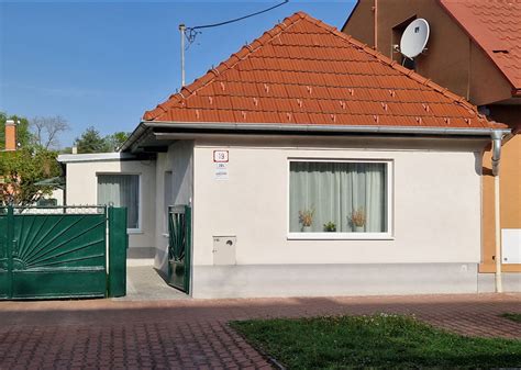 Ukážka zatepleného rodinného domu s novou fasádnou omietkou.