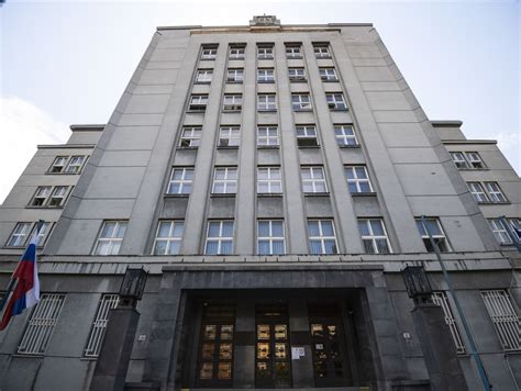 Ilustrácia spokojnej rodiny podpisujúcej kúpnu zmluvu