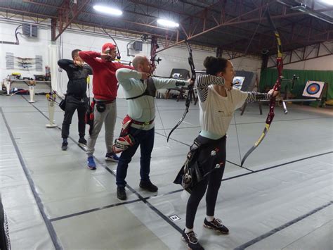 Členovia klubu ELÁN trénujú v modernej lukostreleckej hale.