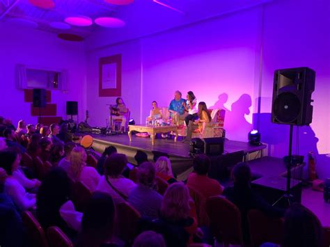 Skupina ľudí si užíva lukostreľbu v prírodnom prostredí.