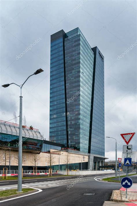 Výstavba Nivy Tower s takmer dokončeným obložením