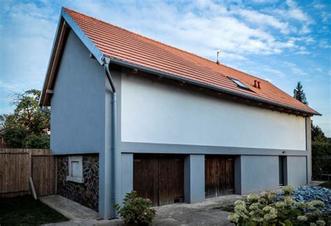 Starý dom s novou strešnou krytinou a viditeľnými trhlinami