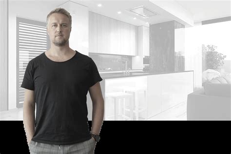 Interiérový dizajnér pracujúci na plánoch