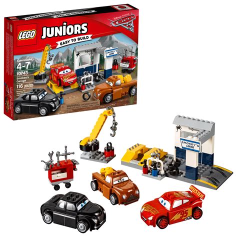 LEGO Juniors Smokey's Garage set with Lightning McQueen