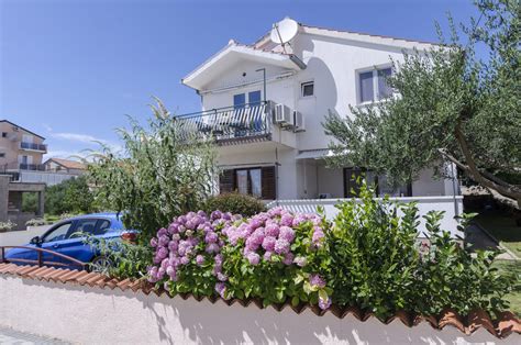 Mapa zobrazujúca polohu Apartments Meri Vodice v blízkosti pláží