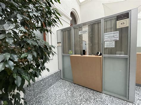 Ilustračná fotografia interiéru mestského úradu s označením poschodí