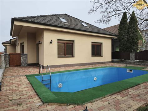 Rodinný dom s bazénom a terasou