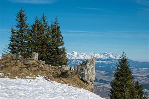 Panoramatický výhľad na Liptovskú Maru s horami v pozadí