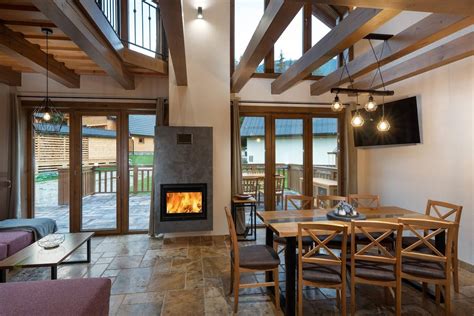 Moderný interiér chaty s krbom