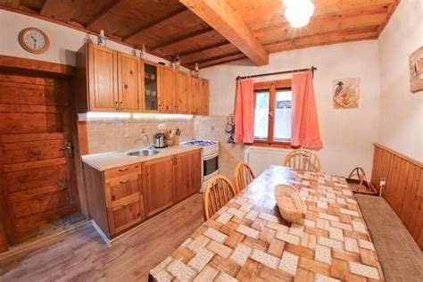 Interiér útulnej drevenice s tradičnými prvkami