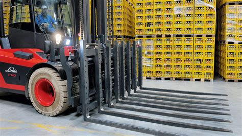 Vysokozdvižný vozík nakladajúci palety