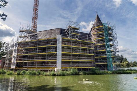 Stavenisko s nainštalovaným lešením