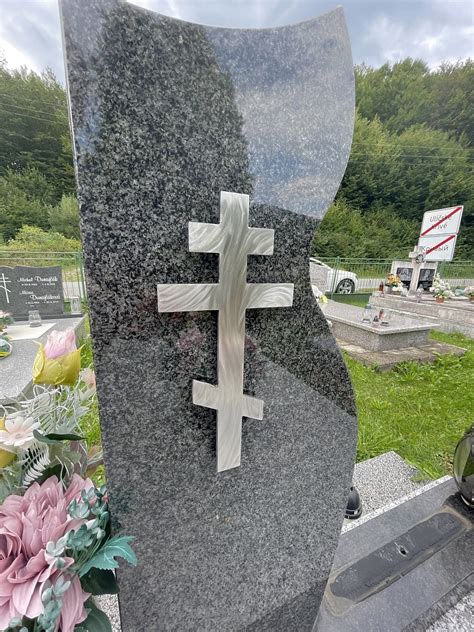 Starý kamenný pomník s vyblednutými nápismi