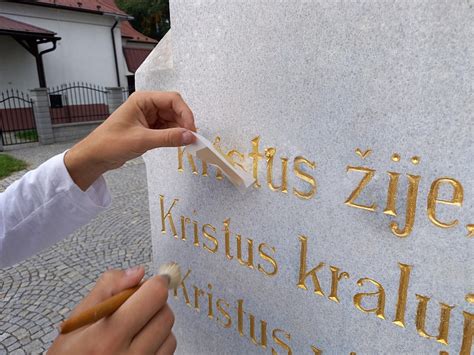 Detail ručne sekaného písma na kameni