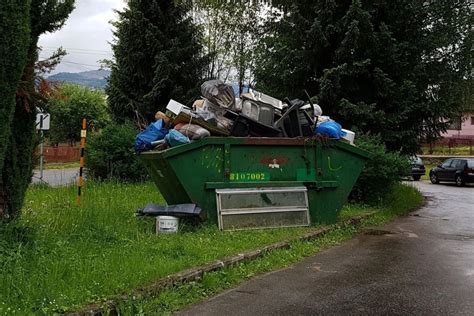 Nesprávne umiestnený odpad vedľa kontajnerov