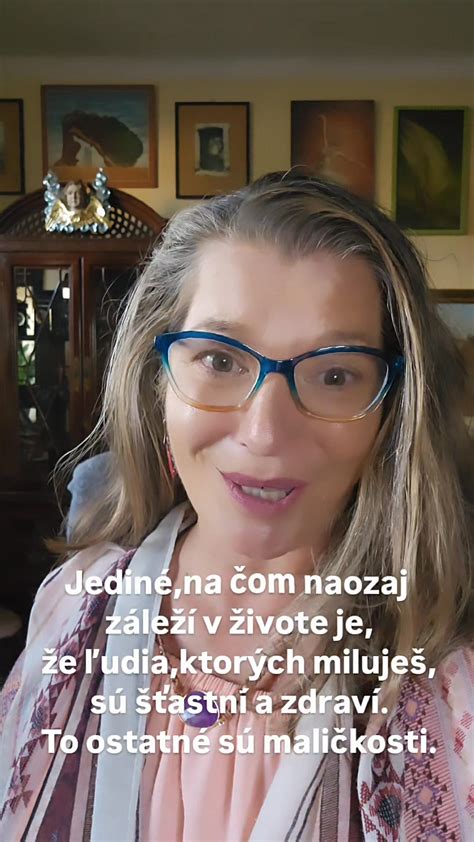 Ilustrácia páru, ktorý si vymieňa darčeky a rozpráva sa