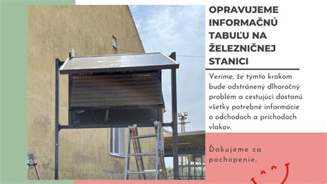 Šindľová strieška chráni informačnú tabuľu