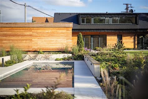 Ilustrácia rodiny relaxujúcej na záhrade pri dome