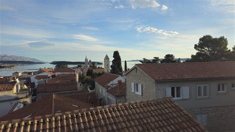 Pohľad na malebný pobrežný ostrov v Chorvátsku