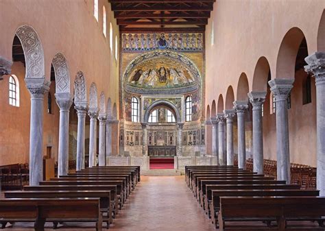 Interiér Eufrazijovej baziliky s farebnými mozaikami