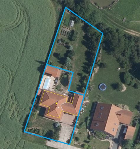 Diagram znázorňujúci rozlíšenie zastavanej plochy a nádvoria v rámci jedného pozemku