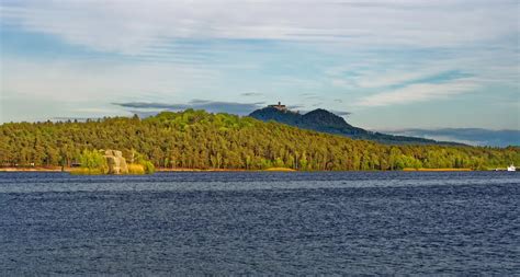 Panoramatický výhľad na Máchovo jezero s ostrovmi