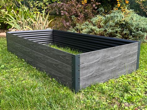 Ilustrácia starostlivosti o vyvýšený záhon - polievanie a odpleňovanie