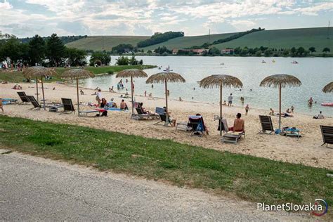 Letná atmosféra na pláži vodnej nádrže Duchonka