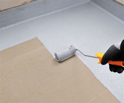 Aplikácia hydroizolačného náteru na stenu garáže