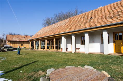 Fotografia typického kysuckého domu v prírode