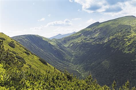 Krajina Horehronia s Nízkymi Tatrami v pozadí