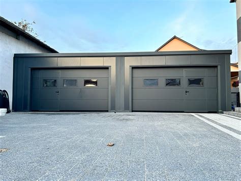 Montovaná garáž s modernou fasádou