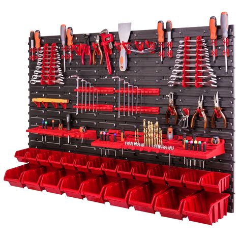 Stena garáže s perforovaným obkladom a zaveseným náradím