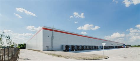 Interiér modernej skladovej haly