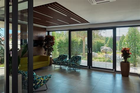 Infografika porovnávajúca energetickú účinnosť rôznych typov okien