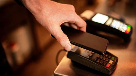 Ilustrácia domu s kľúčom a bankovou kartou