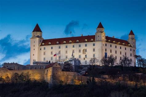 Ilustračná fotografia Bratislavského hradu s preťaženým parkoviskom v popredí