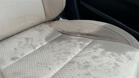 Detail odlepujúcej sa látky na strope auta