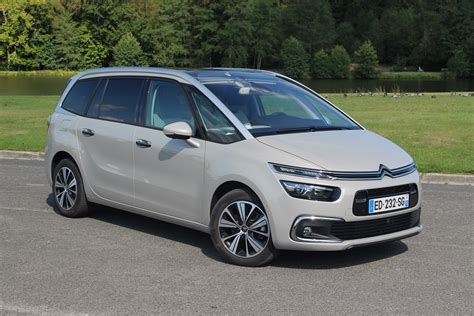 Citroën C4 Grand Picasso s namontovanými strešnými nosičmi
