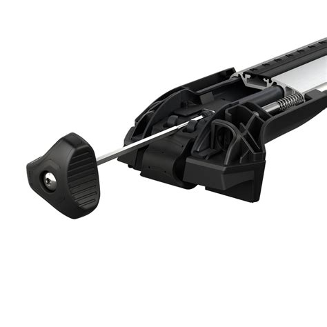 Detail uzatvorenej pätky strešného nosiča Thule WingBar Edge