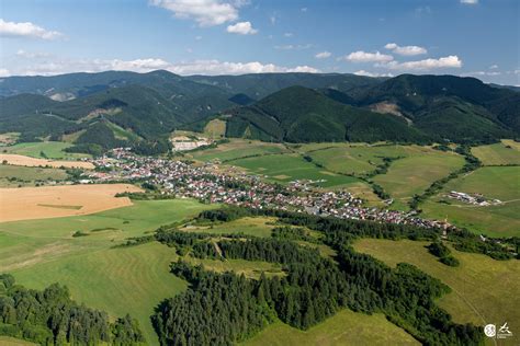Výhľad na obec Turie s pohorím Malá Fatra