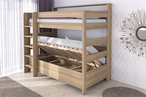 Interiér garáže s novými policami a organizovaným úložným priestorom