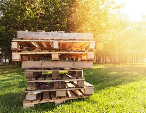 Ukážka organizácie garáže s využitím drevených paliet a nástenných políc