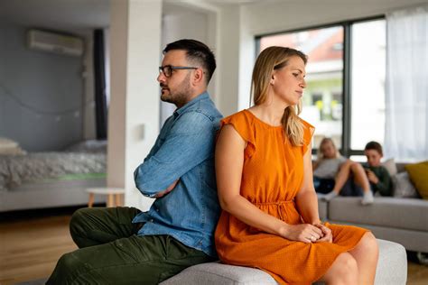 Ilustračná fotografia zobrazujúca pár, ktorý rieši dokumenty týkajúce sa bývania po rozvode.