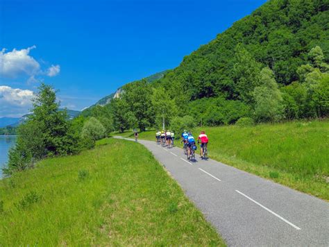 Skupina ľudí jazdiaca na bicykloch v Hrabovskej doline
