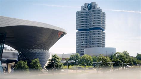 Budova automobilky s kamiónmi